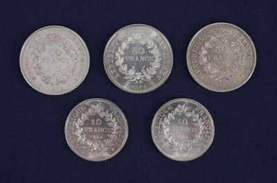 quatre pièces différentes sont représentées sur un fond bleu
