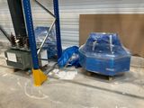 deux palettes et un conteneur dans un entrepôt