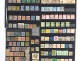 une photo montrant une collection de timbres et des timbres exposés