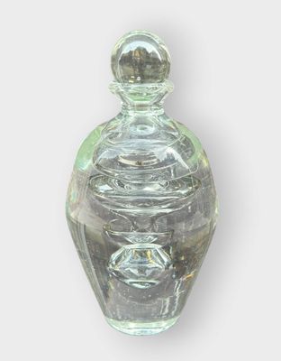 une bouteille en verre transparent munie d'un bouchon en verre