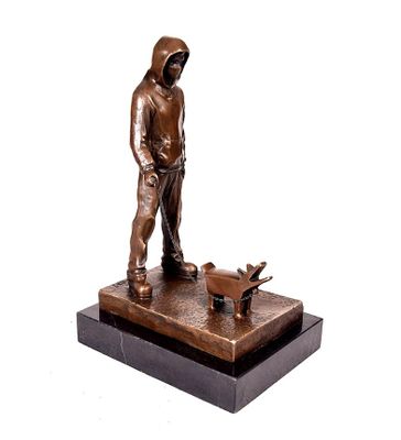statue en bronze représentant un homme avec un chien et un tuyau d'arrosage