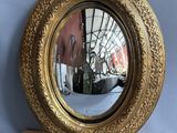 un miroir posé sur un socle en bois