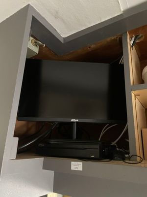 une télévision à écran plat posée sur un meuble