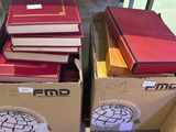 de nombreux livres empilés les uns sur les autres dans des cartons
