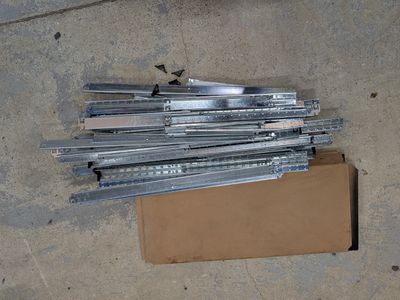 support étagères métallique à monter. ***A l'Hôtel des Vente…