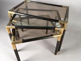 une paire de tables d'appoint en laiton et en verre