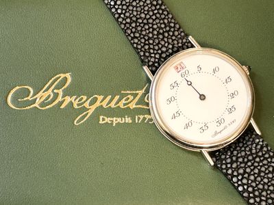 une montre posée sur un livre