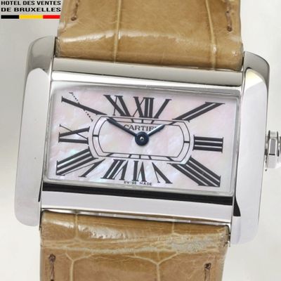 une image d'un gros plan d'une montre-bracelet avec des chiffres romains