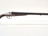 un gros plan d'un fusil posé sur un support transparent, sur fond blanc