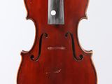 un vieux violon sur un support sur fond blanc