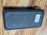 un gros plan d'un téléphone portable posé sur une table en bois