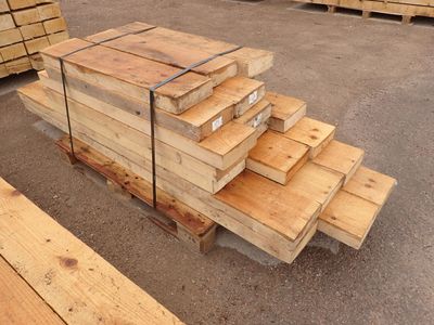 un tas de planches de bois empilées les unes sur les autres