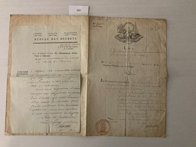 un vieux document posé sur une table, sur lequel figure un cachet