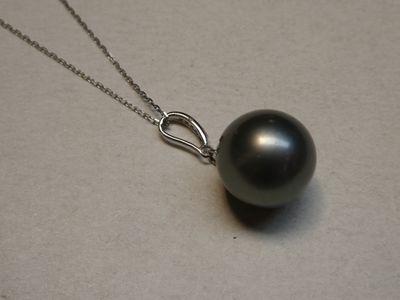 Pendentif en or blanc 18K, orné d’une perle de culture de Ta…