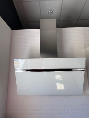 une photo d'une cuisine avec une cuisinière et une hotte aspirante