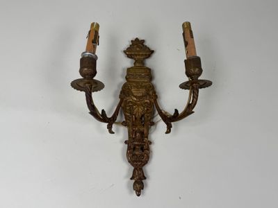 paire d'appliques murales anciennes en laiton à deux bougies