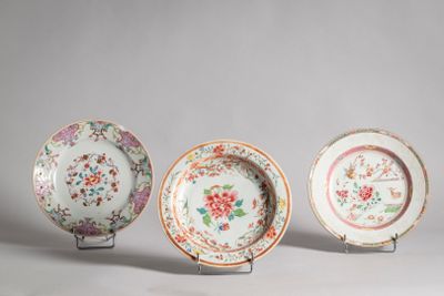 11. Ensemble de trois assiettes en porcelaine de la Compagni…