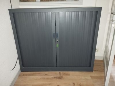 Une armoire métalliques basses 2 portes à rideaux, clés incl…