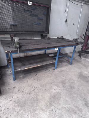 une photo d'un établi dans une usine