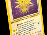 un carton jaune sur lequel figure l'image d'un personnage de Pokémon