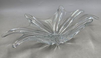 un bol en verre posé sur une table