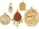 plusieurs bijoux en or, dont un pendentif, une croix et un médaillon