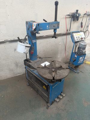 une image d'une machine qui travaille sur une pièce de métal