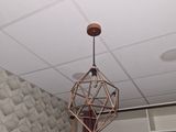 une lampe suspendue au plafond de la pièce
