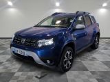 une photo d'une dacia bleue garée dans un garage