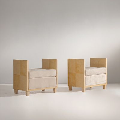 deux chaises en bois dans une pièce blanche aux murs blancs