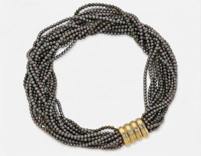 gros plan d'un collier sur fond blanc