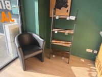 Ensemble de mobilier situé à l'accueil et au vestiaire compr… (photo 2)