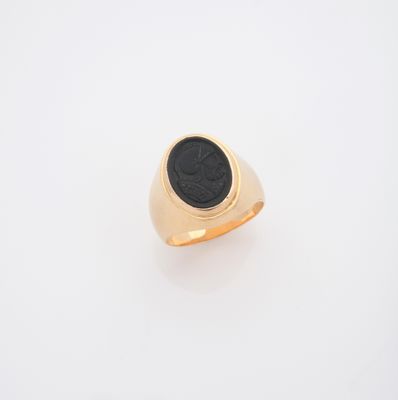 une bague en or avec une pierre noire au centre