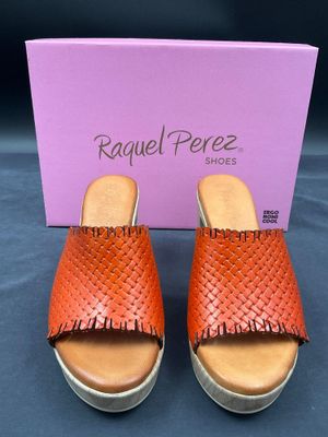 une paire de sandales en cuir orange pour femme, avec des lanières tressées