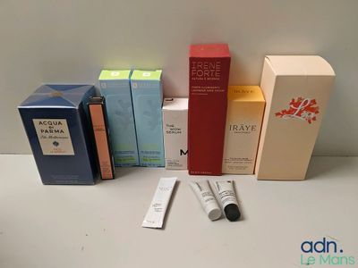 tout un tas de boîtes et de récipients de toutes sortes sur la table