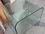 une table en verre avec un plateau en verre posée sur le trottoir