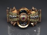 un gros plan d'un bracelet sur lequel figure une montre