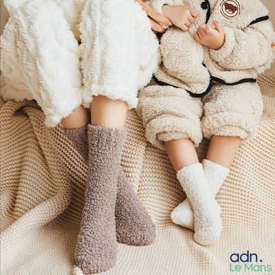 un bébé assis sur un lit avec une peluche