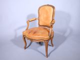 une chaise en bois avec une assise et un dossier en cuir marron