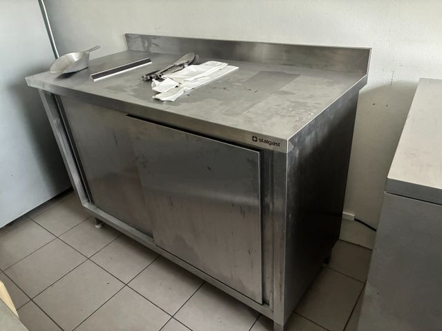 Armoire basse sèche a dosseret ouvrant à deux portes coulissantes...