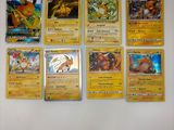 plusieurs cartes de pokémon sont alignées sur une surface blanche
