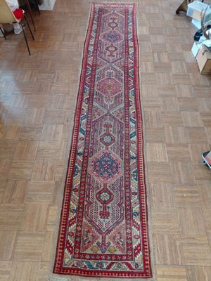 un long tapis posé à même le sol dans une pièce