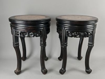 paire de tables d'appoint chinoises anciennes avec des plateaux en marbre