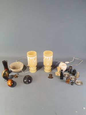 un grand nombre d'objets posés sur une table