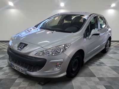 la voiture argentée est garée dans le garage sur le sol en damier
