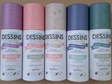 quatre couleurs différentes de peinture « Dessin » sont alignées