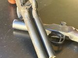 un pistolet et un tire-bouchon posés sur une table