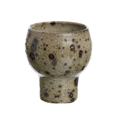 un gros plan d'un vase sur fond blanc