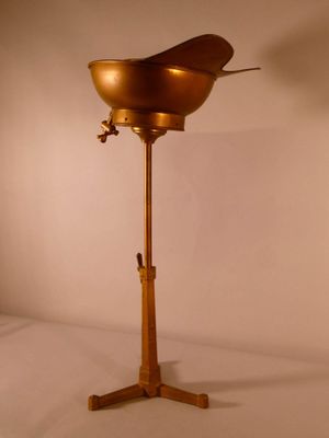 un oiseau perché au sommet d'un socle