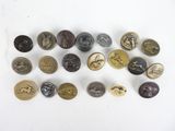 de nombreux boutons disposés sur une surface blanche